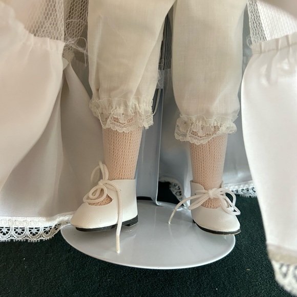 👀 HUGE SALE! VINTAGE PORCELAIN BRIDE DOLL WITH STAND VEIL, BOUQUET/TIE SHOES - Picture 5 of 11